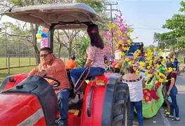 Realizan desfile de carros alegóricos en villa aldama comalcalco