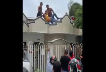 Vecinos lanzan a ladrón desde el techo de una casa en Colombia