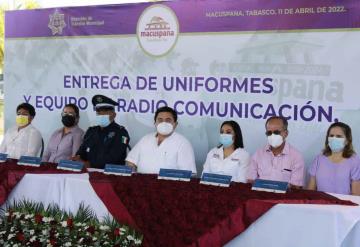 Realizan entrega de uniformes y equipo de radiocomunicación al personal de tránsito municipal