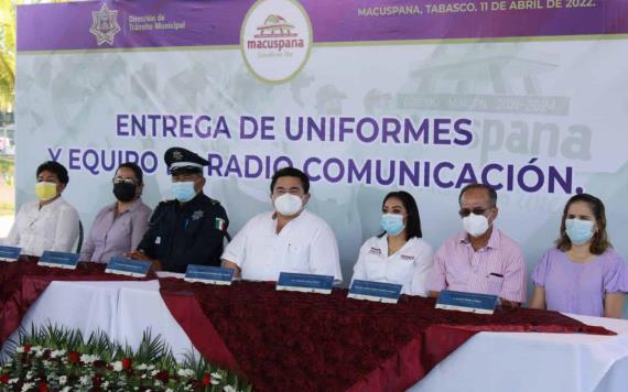 Realizan entrega de uniformes y equipo de radiocomunicación al personal de tránsito municipal