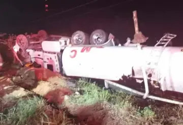 Tráiler con melaza se accidenta en la carretera Villahermosa-Macuspana