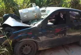 Cae transformador de luz a conductor, tras chocarse contra poste de la CFE y pierde la vida