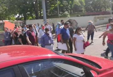 Derecho habientes del hospital del ISSSTE cierran Av. 27 de febrero