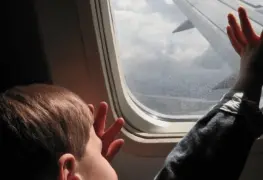 Padres contratan aerolínea para cuidado especial de su hijo, pasó 4 horas solo en aeropuerto de Bogotá