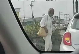 Video  Abuelito en situaci&oacute;n de calle que ped&iacute;a dinero arroja monedas a conductor que solo le dio 2 pesos