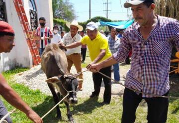 Presentan ofrendas y rinden tributo con enramas a la resurrección de Jesús en Jalpa de Méndez