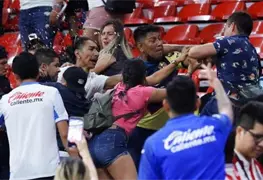Se registr&oacute; ri&ntilde;a entre aficionados del Cruz Azul y Chivas en gradas del Azteca; tres personas fueron detenidas