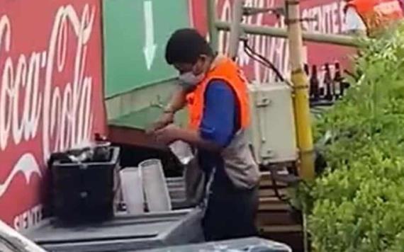 Video: Captan a vendedor rebajando cerveza con agua en estadio de Tigres; fue detenido