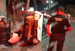 Familia que iba a bordo de un veh&iacute;culo Nissan volcaron sobre Perif&eacute;rico