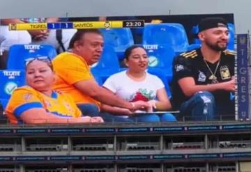 Hombre narra partido de Tigres Femenil a aficionada invidente