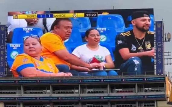 Hombre narra partido de Tigres Femenil a aficionada invidente