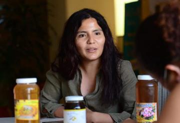 Alrededor de 10 mujeres, las que elaboran seis productos derivados de la miel