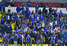 Aficionados de Cruz Azul protagonizan pelea en el estadio Azteca