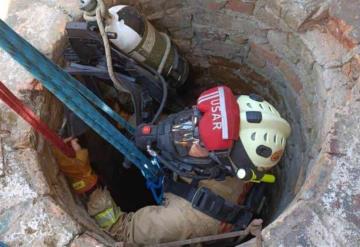 Rescatan a dos hombres de un pozo en Zapopan