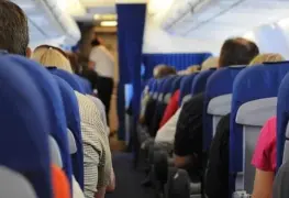 Arrestan a pasajero de primera clase por agredir a asistente de vuelo que se negó a darle alcohol