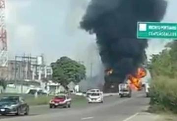 Explota pipa cerca de las instalaciones de Pemex en Veracruz