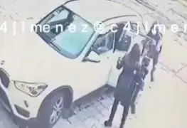 Mujer logra sacar a su hijo de camioneta antes de ser robada en Tlalnepantla
