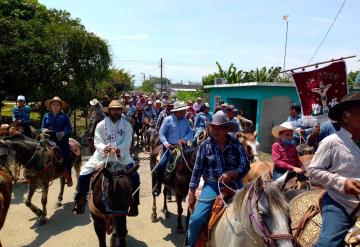 Asisten jinetes a la tradicional cabalgata en honor a la Santa Cruz