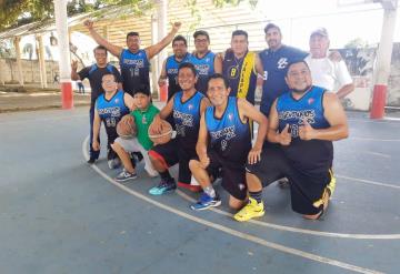 Equipo de básquetbol de veteranos del municipio de Jalapa participan y ganan el primer partido a nivel estatal en Tacotalpa