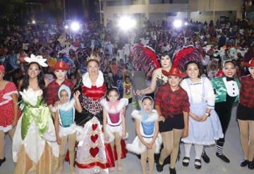 Desfile de personajes de series infantiles asombraron a los niños en Paraíso