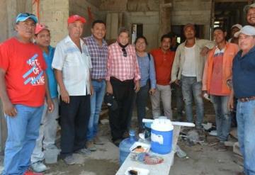 Celebran la Santa Cruz y a los albañiles en Paraíso