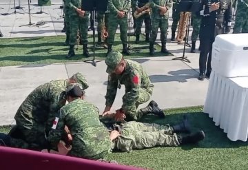 Video: Se desmayan militar y joven del SMN durante evento de AMLO por el 5 de mayo