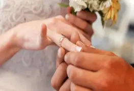 Motociclista le da "aventón" a novia en medio de la carretera para poder llegar a su boda