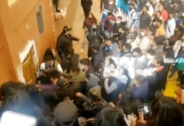 Avalancha humana deja saldo de cuatro muertes y 70 lesionados en universidad de Bolivia