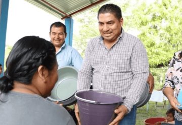 Alcalde de Chiapas regala cubetas a las madres por el 10 de mayo