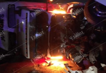 Vuelca tráiler platanero y deja fuerte daños materiales