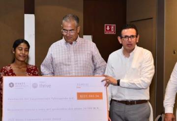 Fundación del Empresariado Tabasqueño entrega beca a estudiantes