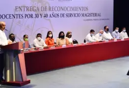 Gobernador del estado entrega reconocimientos a docentes por 30 y 40 años de servicio en la educación