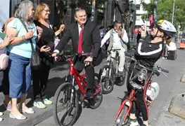 Marcelo Ebrard, rifar&aacute; su bicicleta roja en redes sociales por aniversario del paseo ciclista