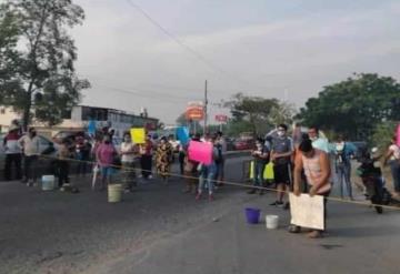 Bloquean Periférico hacia Carrizal para exigir agua potable para sus localidades