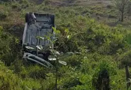 Auto termina en barranco después de salirse de la carretera en Balancán