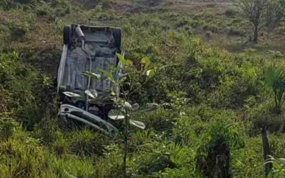 Auto termina en barranco después de salirse de la carretera en Balancán