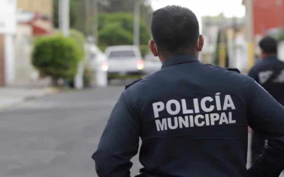 Exhiben en Puebla a policías golpeando a un hombre detenido