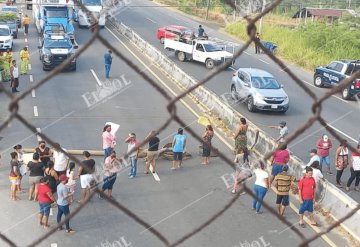 Padres de familia bloquean carretera para denunciar que escuela primaria se está cayendo a pedazos