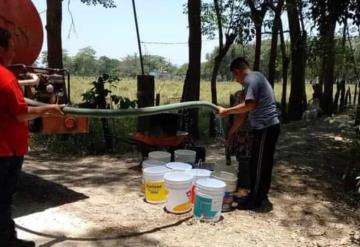 Ante estragos que causa la sequía, Protección Civil suministra de agua a diversas comunidades de Jalpa