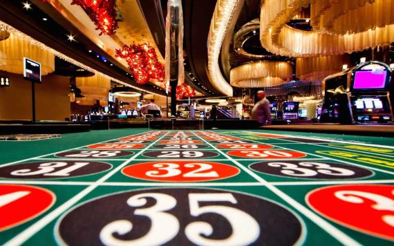 Hombre recibe por error subsidio Covid, lo gasta en casinos y ahora debe devolverlo