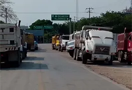 24 horas bloqueo para la carretera federal, palizada por un sindicato de volteos de Palenque