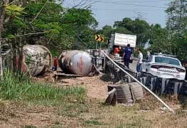 Vuelca tráiler cerca del libramiento a Villahermosa
