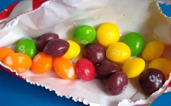 Cofepris retira del mercado Skittles, Salvavidas y Life Savers por posible contaminación con metal