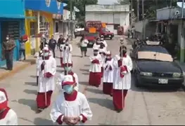 Cat&oacute;licos realizan enrama en honor del Cristo Negro en su feria patronal en Jonuta