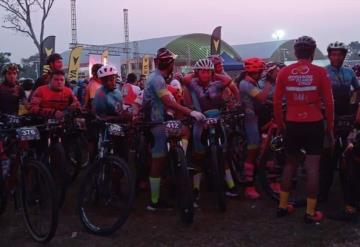 Asisten ciclistas a la carrera ´Desafío Cunduacán´