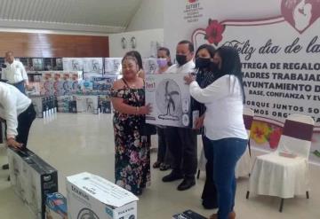 Yolanda Osuna Huerta entregó regalos a las madres trabajadoras del Ayuntamiento del Centro