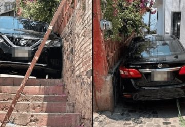 Vehículo queda atorado en calle de Taxco, Guerrero por culpa de GPS