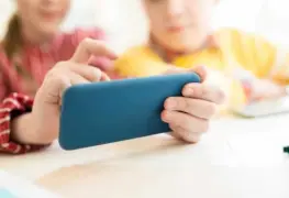 Padres podr&aacute;n demandar a las plataformas por adicci&oacute;n a las redes sociales en California