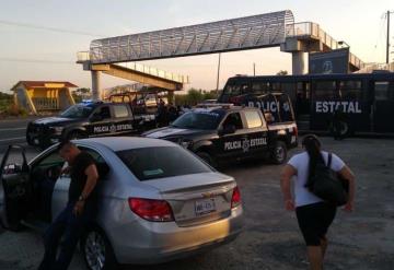 Habitantes del Fracc. Las Rosas bloquean la carretera Villahermosa a Frontera