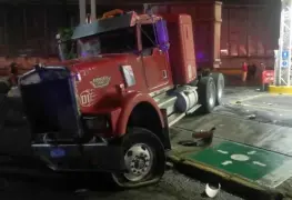 Conductor de tráiler perdió el control y tiró más de 40 postes de concreto que traía como carga